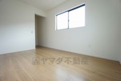 同仕様写真。寛ぎの時間を紡ぎだす主寝室は、大型ベッドを置いても余裕の広さを確保しています。