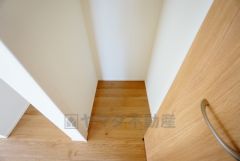 日用品の収納に便利なリビング収納あり。扉付きなので、中の荷物を来客に見られる心配がありません＾＾