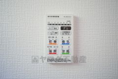 雨の日の洗濯も安心できる浴室暖房乾燥機付き浴室。リモコンで操作もボタン1つで簡単。