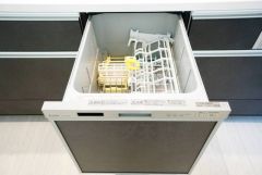 家事の時間が短縮できるフルオープンで開けやすい食器洗い乾燥機付。食事後に家族とのくつろぎタイムをしっかり取れます。