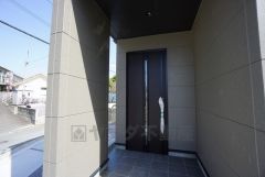 家の顔となる玄関扉がかっこいいと、たくさんの人を招き入れたくなりますね＾＾奥まって設置されており、雨にも濡れにくくなっています。