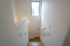 小さなお子様やご高齢の方でも安心できる、手すり付き階段。段差も低めで設定されており、安全性にも優れています。