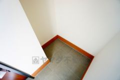 ベビーカーや泥のついたおもちゃをしまうのに便利なスペースです。玄関周りをスッキリさせることが出来ます＾＾