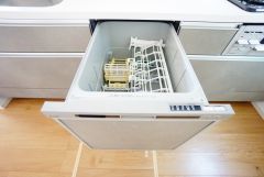 食事の後の手間を解消する食器洗い乾燥機付。冬場の洗い物で手荒れの悩みもなくなります。手洗いよりも節約できて便利。
