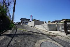 現地（2025年4月7日）撮影。大型車の通行が少なく、騒音や振動が少ないので静かで快適な生活を送れます。