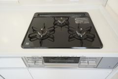 同時にたくさんの料理が調理できる3口コンロ。長時間熱を通しておきたい煮込み料理を作りながら、炒め物など同時進行で進められます。