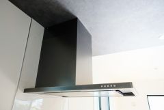 お手入れが簡単なスリム型レンジフードです。調理により発生する油煙や臭いを吸い込み、屋外へ排気してくれます。
