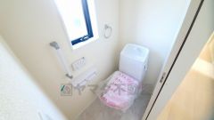 温水洗浄機付トイレです。節水機能もあるので、安心して使えますね。もちろん、1階2階の2ヶ所にトイレがあるので、忙しい朝にもゆとりができますね。