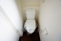 温水洗浄機付トイレです。節水機能もあるので、安心して使えますね。もちろん、1階2階の2ヶ所にトイレがあるので、忙しい朝にもゆとりができますね。