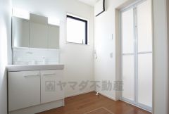 同仕様写真。三面鏡つき洗面台。鏡裏にたっぷりとした収納スペースがあります。鏡を閉めてしまえば小物は見えないため、スッキリとした印象の洗面台にできます。