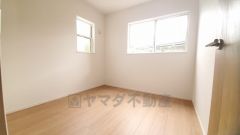 住む人のこだわりを活かす洋室。日当たりがよく、寝室としての利用もおすすめ。広めのクローゼットには荷物をすっきり片付けられ、ゆとりのある暮らしが出来ます＾＾