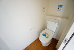 温水洗浄機付トイレです。節水機能もあるので、安心して使えますね。もちろん、1階2階の2ヶ所にトイレがあるので、忙しい朝にもゆとりができますね。