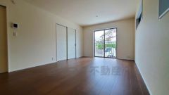 大きな窓のあるリビングは、陽光あふれる明るい空間です。居心地良く、ご家族皆がゆったり寛げる憩いの空間となりそうです。