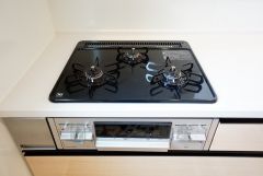 3種類の料理が同時に調理できる、3口ガスコンロ。忙しい夕食の支度時間が短縮できて嬉しいですね。