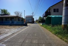 前面道路は約4.5ｍ。 閑静な住宅街で交通量が少なく小さなお子様がいても安心です＾＾コンビニまで徒歩11分。スーパーまで徒歩16分。