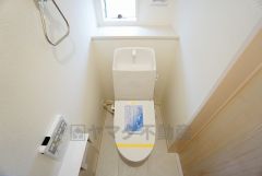 同仕様写真。温水洗浄機付トイレです。節水機能もあるので、安心して使えますね。もちろん、1階2階の2ヶ所にトイレがあるので、忙しい朝にもゆとりができますね。