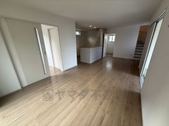 温かみのある雰囲気と、キッチンでの作業性を兼ね備え、家族の笑顔あふれる団らんのひと時をお過ごしいただける設計になっています。