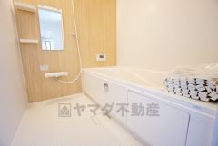 1日の疲れを癒すくつろぎのバスルーム。足を伸ばしてもゆったりと入れるサイズです。お子様と一緒にお風呂に入っても狭くないですね^^