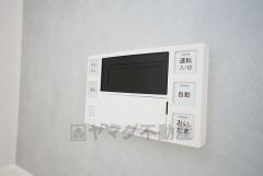 湯量・湯温の設定、そして保温までワンタッチのフルオートバス。便利な追い炊き機能付きです。