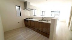 リビングにいるお子様を見守りながらお料理ができる対面キッチン。カウンタートップの汚れもサッと拭き取ることができ、お掃除ラクラク＾＾