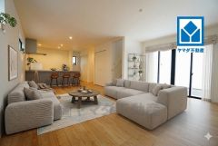 家具はイメージです。家族が集まる開放的なリビング。思い思いの時間を過ごしたり食事をしたり、素敵な団らんの場になりますね＾＾