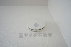 火災による煙や熱を感知して、警報音やブザー等で火災の発生を知らせてくれる火災による煙や熱を感知して、警報音やブザー等で火災の発生を知らせてくれる火災警報器。火災警報器。
