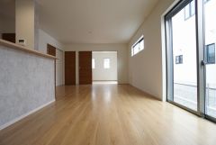 同仕様写真。大きな窓のあるリビングは、陽光あふれる明るい空間です。居心地良く、ご家族皆がゆったり寛げる憩いの空間となりそうです。