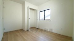 住む人のこだわりを活かす洋室。日当たりがよく、寝室としての利用もおすすめ。広めのクローゼットには荷物をすっきり片付けられ、ゆとりのある暮らしが出来ます＾＾