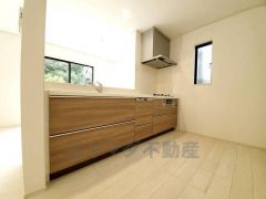 リビングやダイニングからキッチン周りが丸見えにならない対面式キッチン。テレビ鑑賞や家族との対話がしやすく、ご家族の温かい時間を演出します。