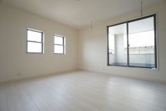 同仕様写真。寛ぎの時間を紡ぎだす主寝室は、大型ベッドを置いても余裕の広さを確保しています。