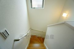 同仕様写真。階段には小窓を配置しました。日中でも暗くなりがちな階段下が明るくなり安全ですね。