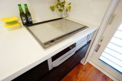 汚れてもサッとふける、お手入れのしやすいIHクッキングヒーター。オール電化なので経済的です。