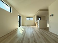 窓から光が差し込む明るいリビングダイニングです＾＾