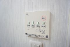 浴室暖房乾燥機付き。天候に左右されず、いつでも好きなときに洗濯物を干せるので、仕事や家事で忙しい方に重宝します。