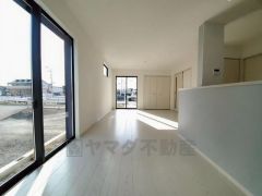 大きな窓のあるリビングは、陽光あふれる明るい空間です。居心地良く、ご家族皆がゆったり寛げる憩いの空間となりそうです。