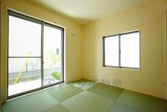 同仕様写真。リビングからの続き間として和室をご用意しました。普段はリビングとつなげて開放的なスペースとして、来客時には客間としてお使いいただけます。