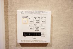 浴室暖房乾燥機付き。天候に左右されず、いつでも好きなときに洗濯物を干せるので、仕事や家事で忙しい方に重宝します。