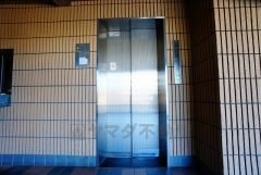 重い荷物を運ぶのにも便利なエレベーター付です。