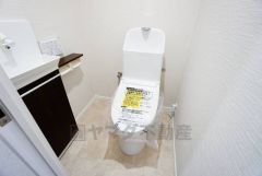 壁リモコンタイプのウォシュレット付き。すっきりした見た目で、トイレ奥の掃除もしやすいです。