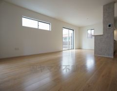 同仕様写真。リビングは広々とした設計で、家族が集い、寛ぐ暮らしの空間を演出しています。思い思いの時間を過ごしたり、家族みんなで食事をしたり、素敵な団らんの場になりますね。