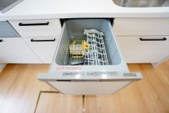 家事の時間が短縮できるフルオープンで開けやすい食器洗い乾燥機付。食事後に家族とのくつろぎタイムをしっかり取れます。