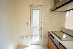 勝手口付きキッチン。においがこもりやすいキッチンの換気にも役立ちます。ごみの仮置きにもなり、便利です＾＾