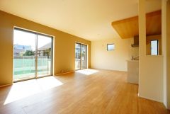 大きな掃き出し窓のあるリビングは、陽光あふれる明るい空間です。ゆったりと寛げる憩いの場となりそうです。