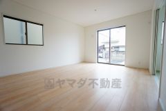 大きな窓のあるリビングは、陽光あふれる明るい空間です。居心地良く、ご家族皆がゆったり寛げる憩いの空間となりそうです。