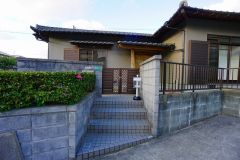 門をくぐって玄関へと続くアプローチが住まいの雰囲気をより一層引き立てます。プライバシーも確保しやすい設計です＾＾