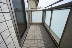 陽当たりの良いバルコニーです。お洗濯やお布団干しはもちろん、日光浴スペースにも。足元は防水工事施工済です。