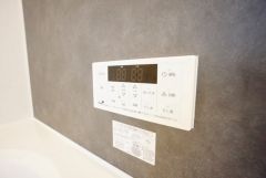 湯量・湯温の設定、そして保温までワンタッチのフルオートバス。便利な追い炊き機能付きです。