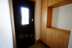 同仕様写真。たっぷり収納できるシューズボックスです。家族全員の靴がきれいに整頓できます。棚の上にお花や写真を飾っても良いですね。