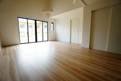 大きな掃き出し窓のあるリビングは、陽光あふれる明るい空間です。ゆったりと寛げる憩いの場となりそうです。