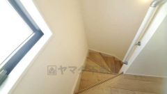 リビング内に階段があれば、転倒する可能性のある子どもやお年寄りの階段の上り下りを見守ることができ、子育てや介護がしやすくなりますね。